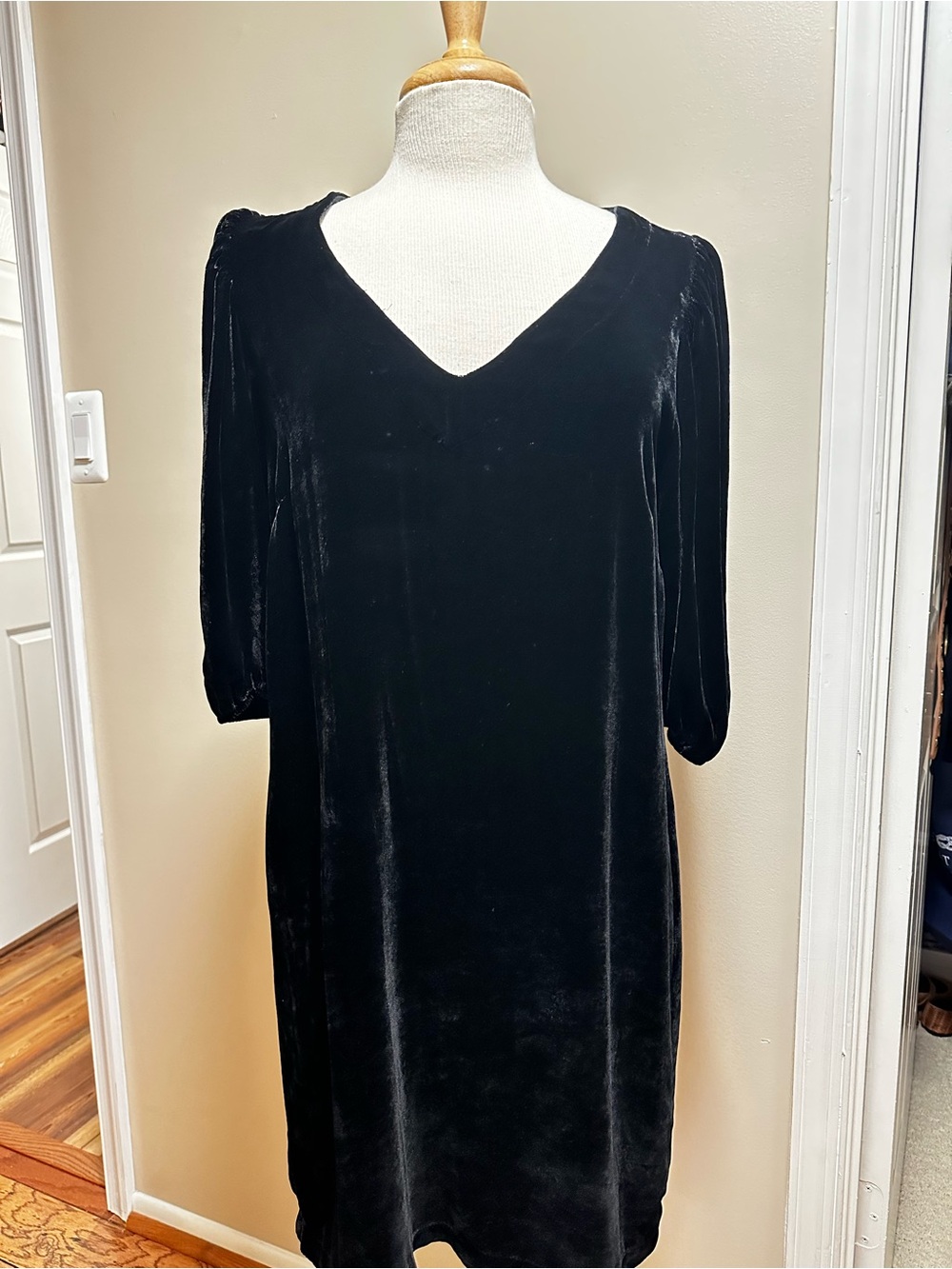 Velvet by Graham & Spencer Black V-Neck Velvet Shift Dress